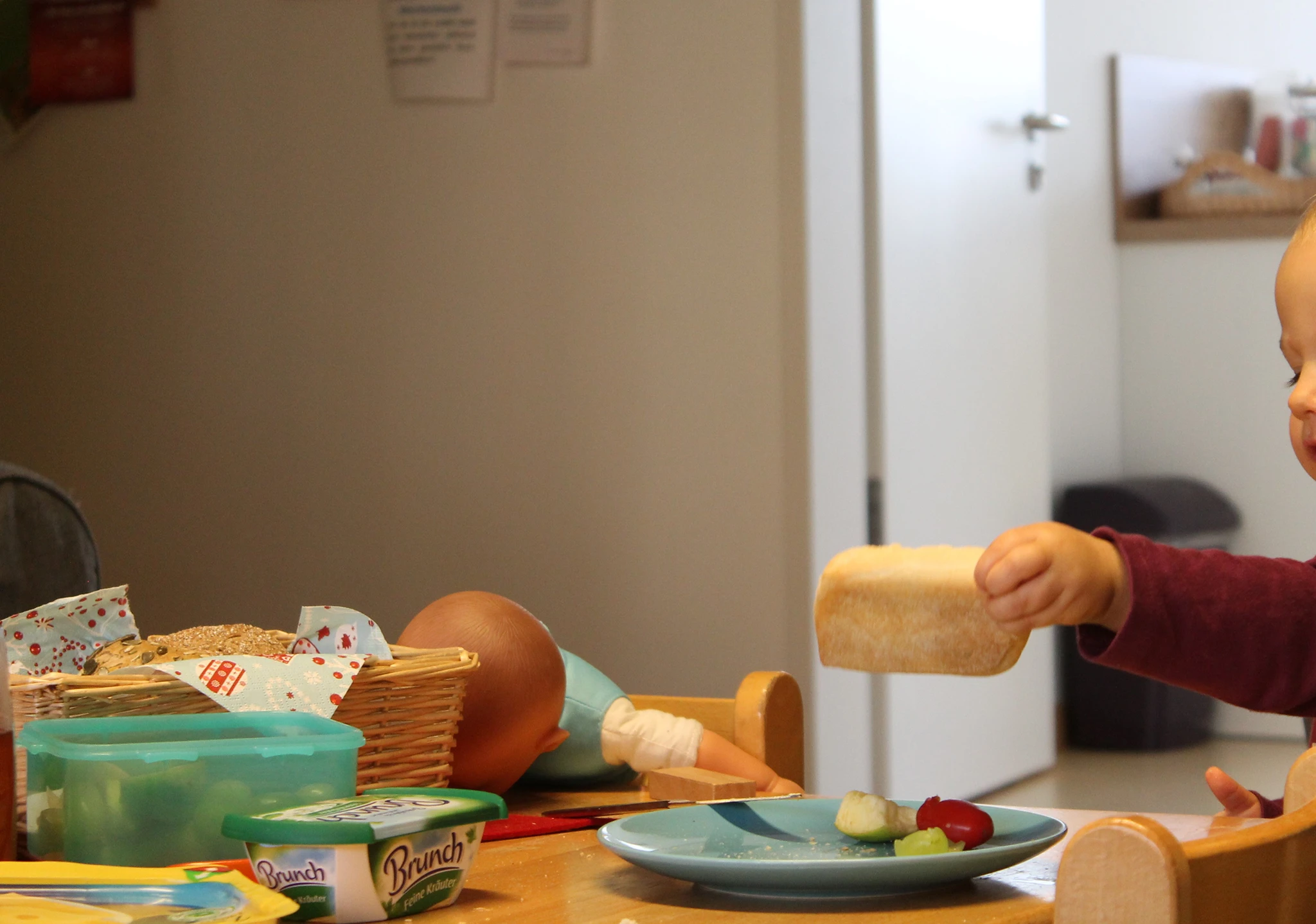 Kleines Kind am Frühstückstisch