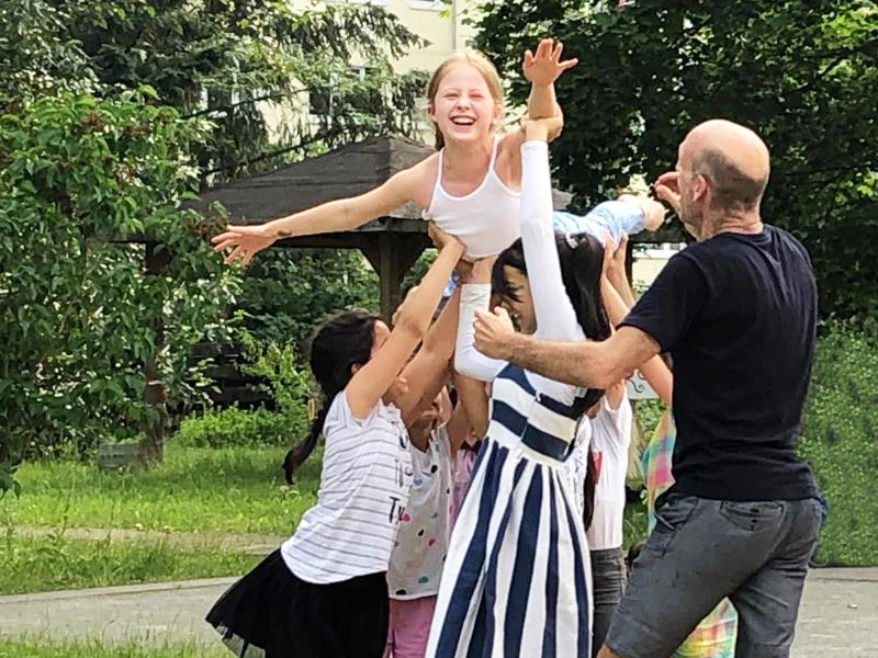 Familien spielen im Garten des Familienzentrums Buch